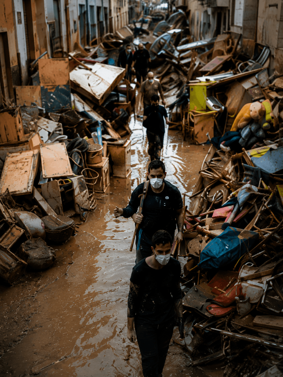 Calle inundada y llena de escombros tras la DANA en España