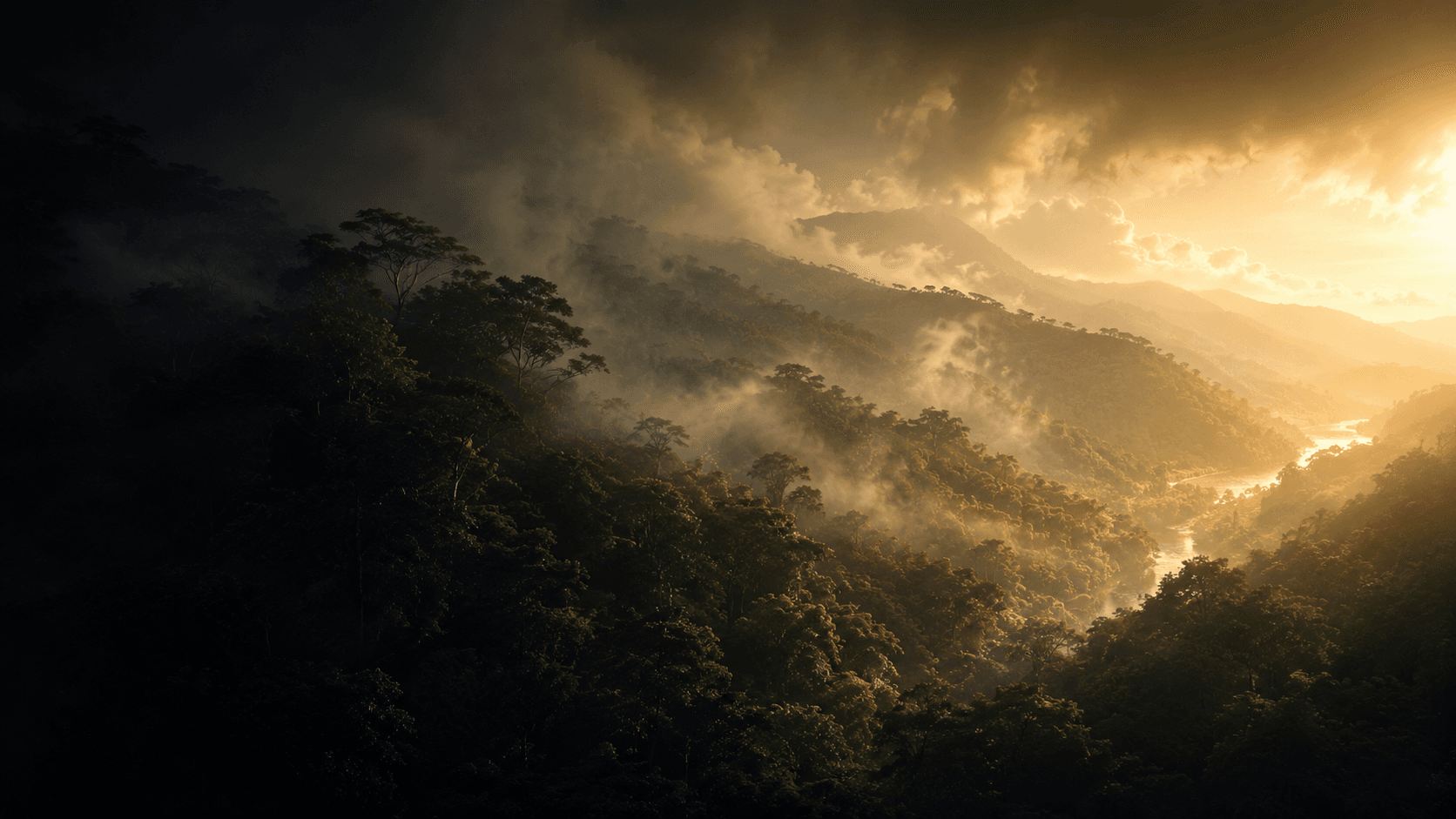 Bosque montañoso bajo un cielo de tormenta al atardecer